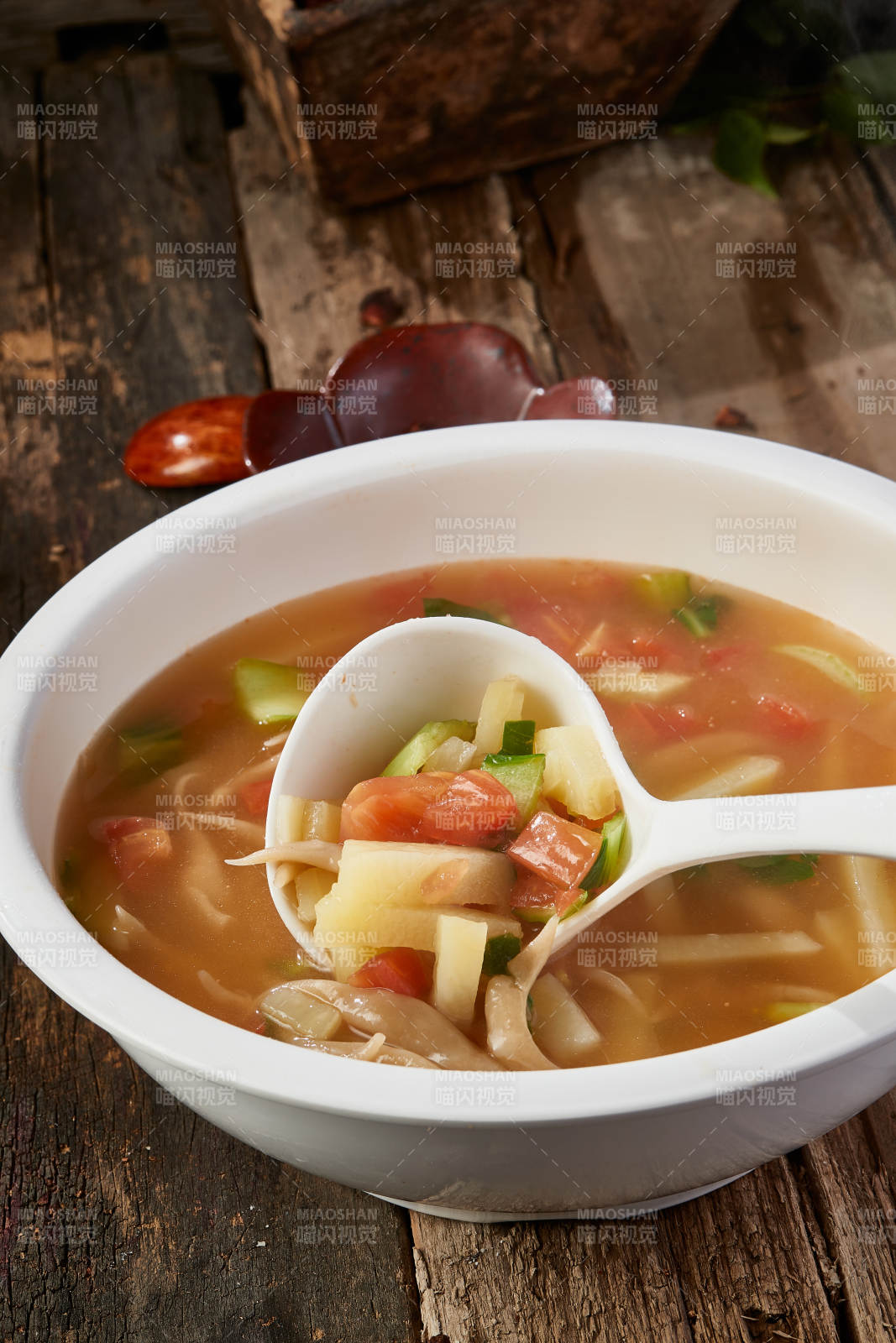 白色圆瓷盆装的酸菜土豆生下鱼图片