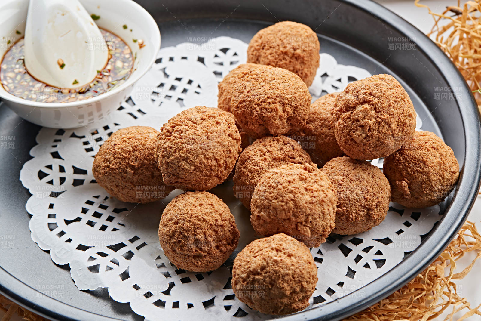 蘸汁油炸豆腐丸子图片