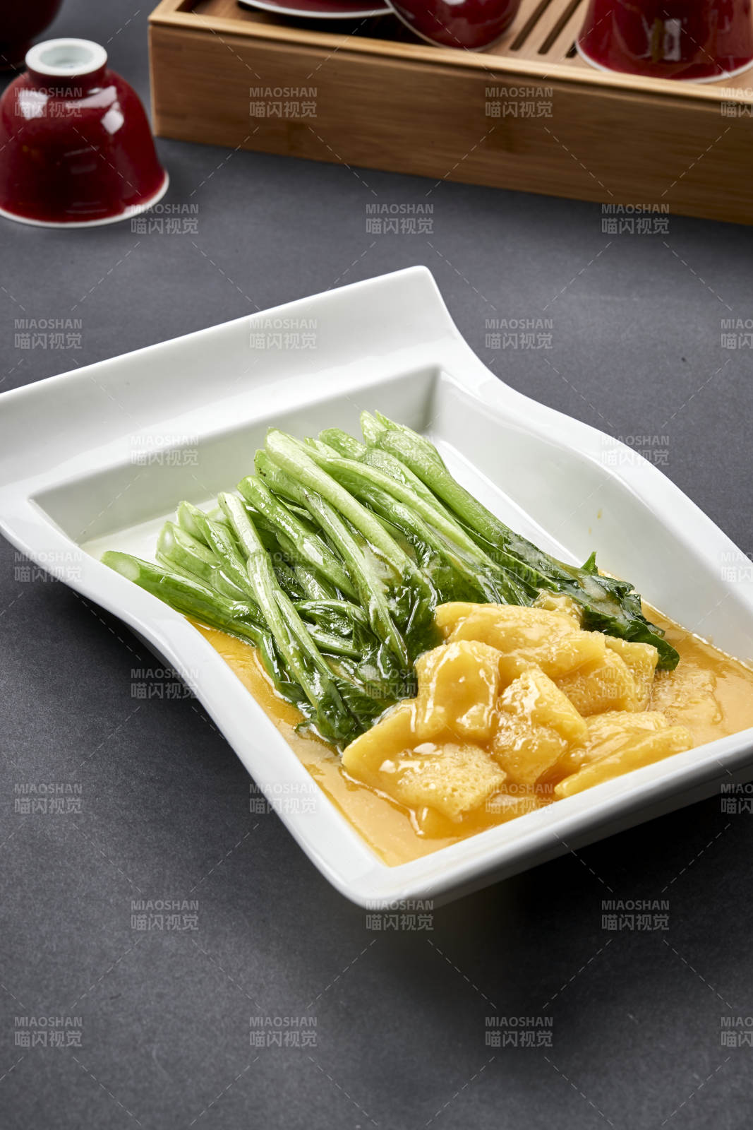 白色瓷盘装的浓汤竹荪烧菜心图片