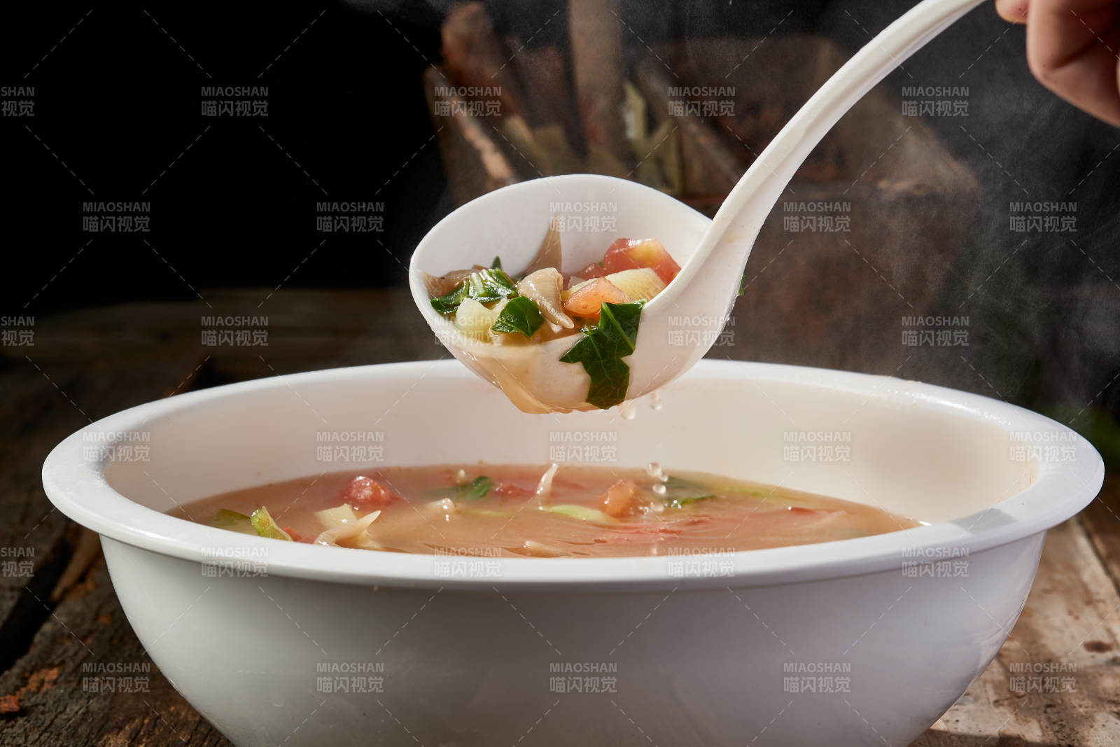 白色圆瓷盆装的酸菜土豆生下鱼图片