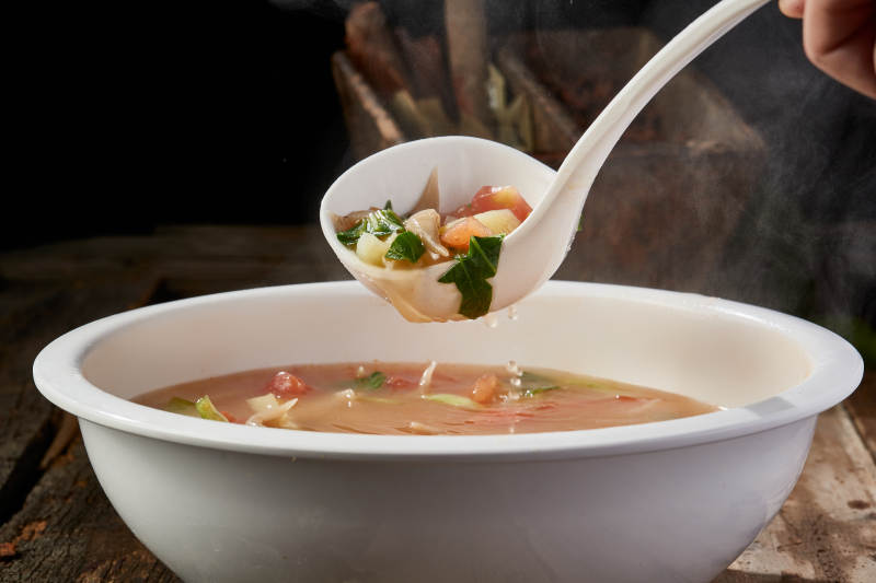 白色圆瓷盆装的酸菜土豆生下鱼图片