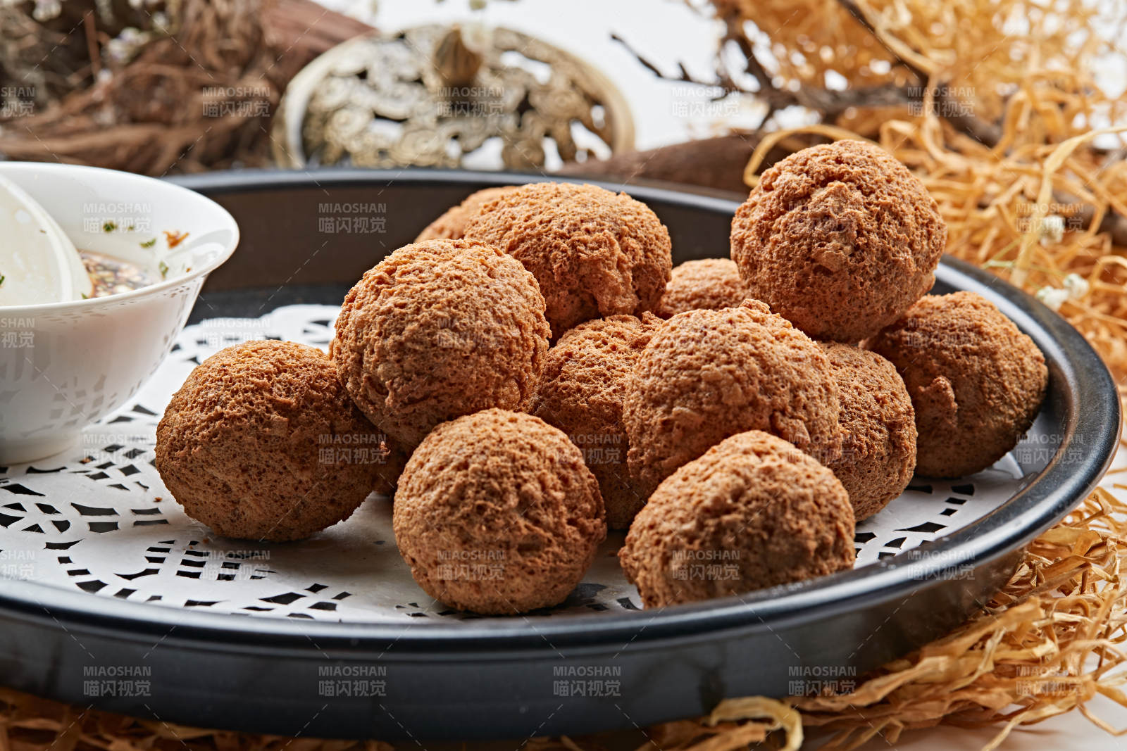 蘸汁油炸豆腐丸子图片