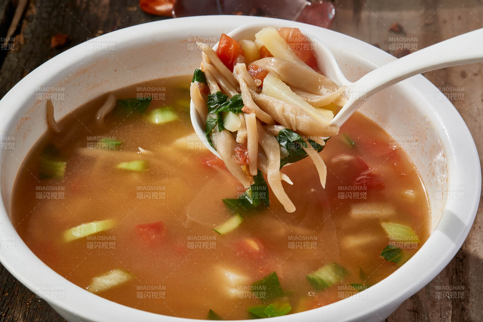 白色圆瓷盆装的酸菜土豆生下鱼图片