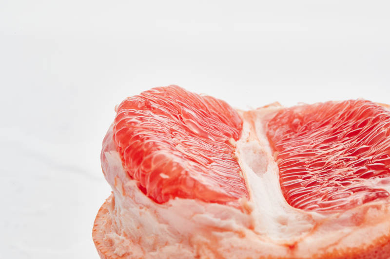 白色背景上摆放的新鲜血橙图片