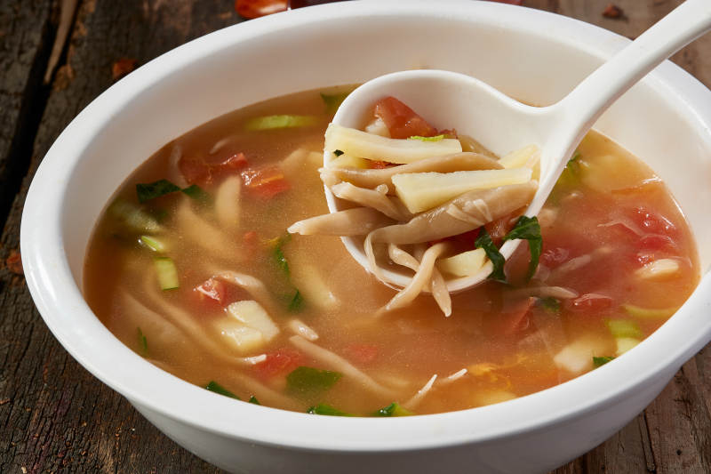 白色圆瓷盆装的酸菜土豆生下鱼图片