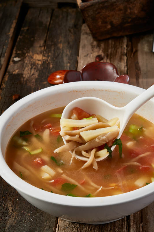 白色圆瓷盆装的酸菜土豆生下鱼图片