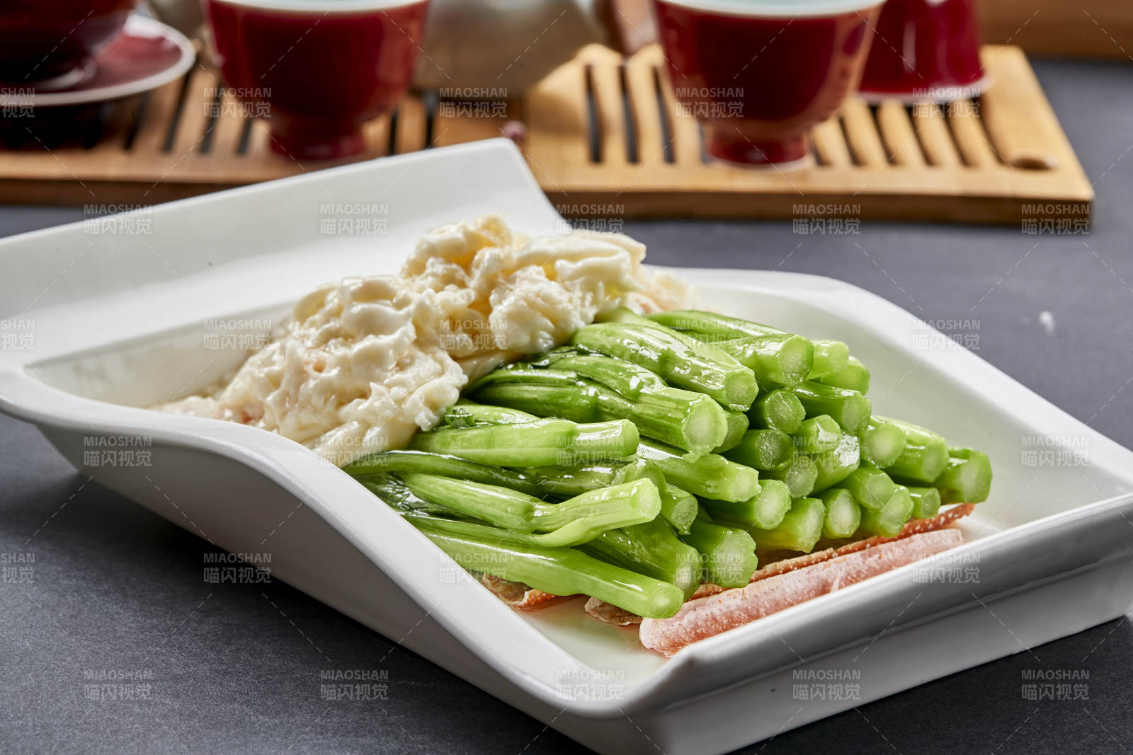 阿拉斯深海帝王蟹腿肉配菜心图片