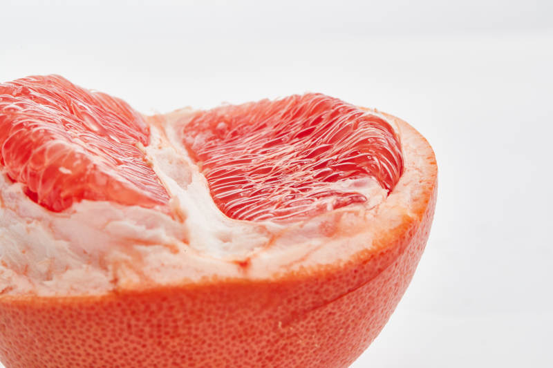 白色背景上摆放的新鲜血橙图片