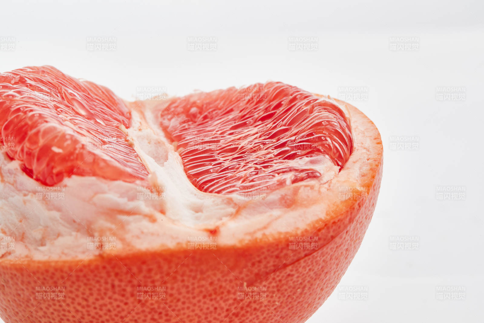 白色背景上摆放的新鲜血橙图片