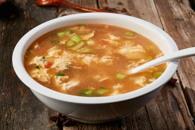 白色圆瓷盆装的酸菜土豆生下鱼图片