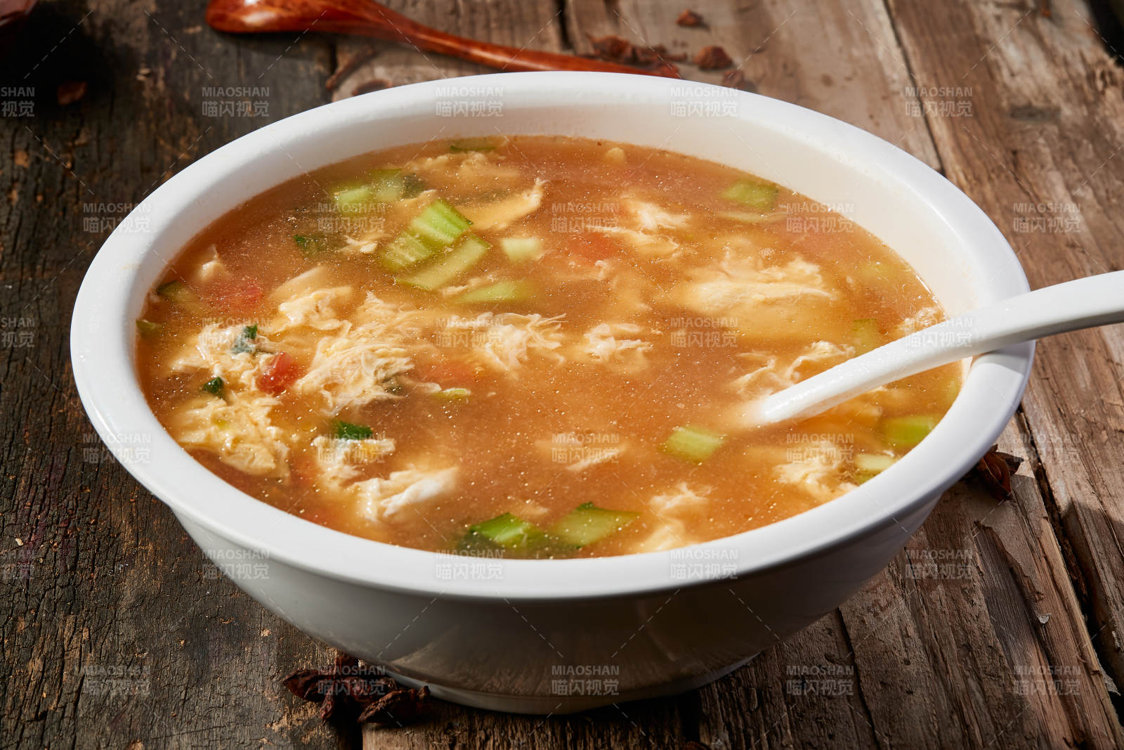 白色圆瓷盆装的酸菜土豆生下鱼图片