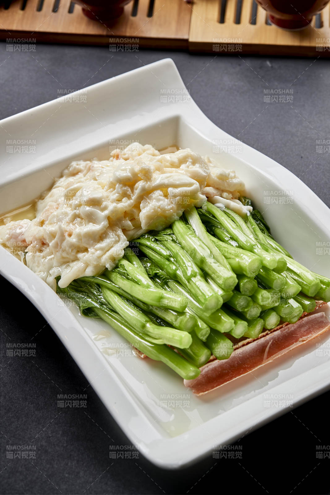 阿拉斯深海帝王蟹腿肉配菜心图片