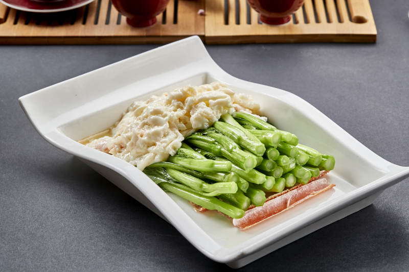 阿拉斯深海帝王蟹腿肉配菜心图片