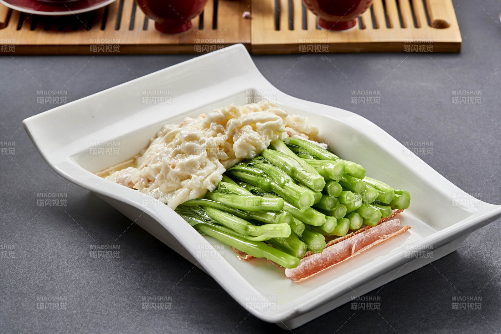 阿拉斯深海帝王蟹腿肉配菜心图片