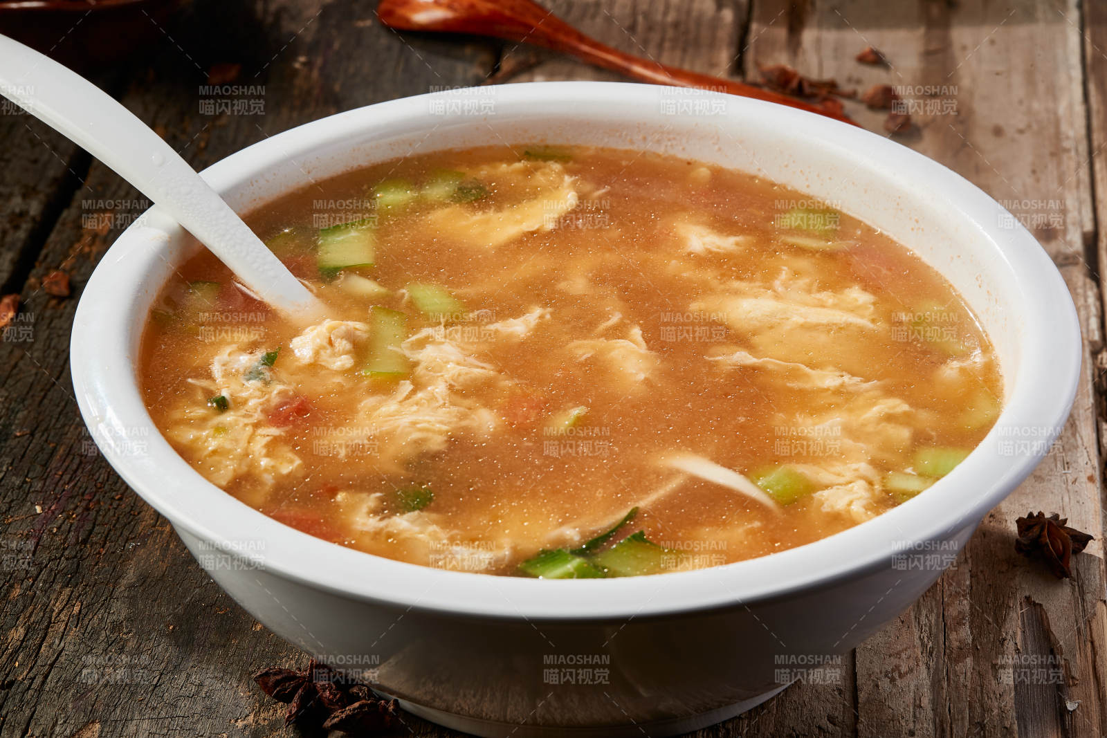 白色圆瓷盆装的酸菜土豆生下鱼图片