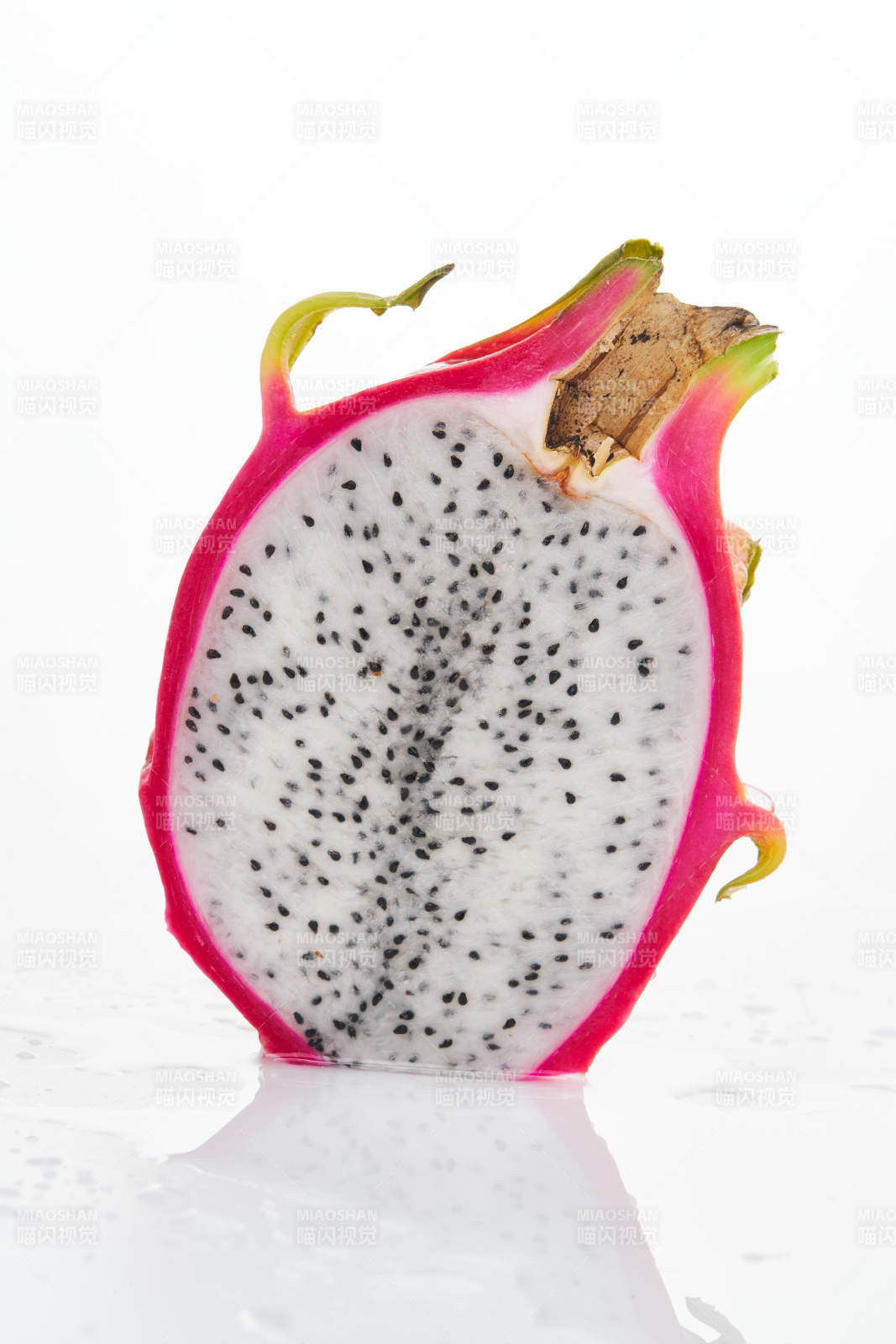 白色背景上摆放切开的新鲜火龙果图片