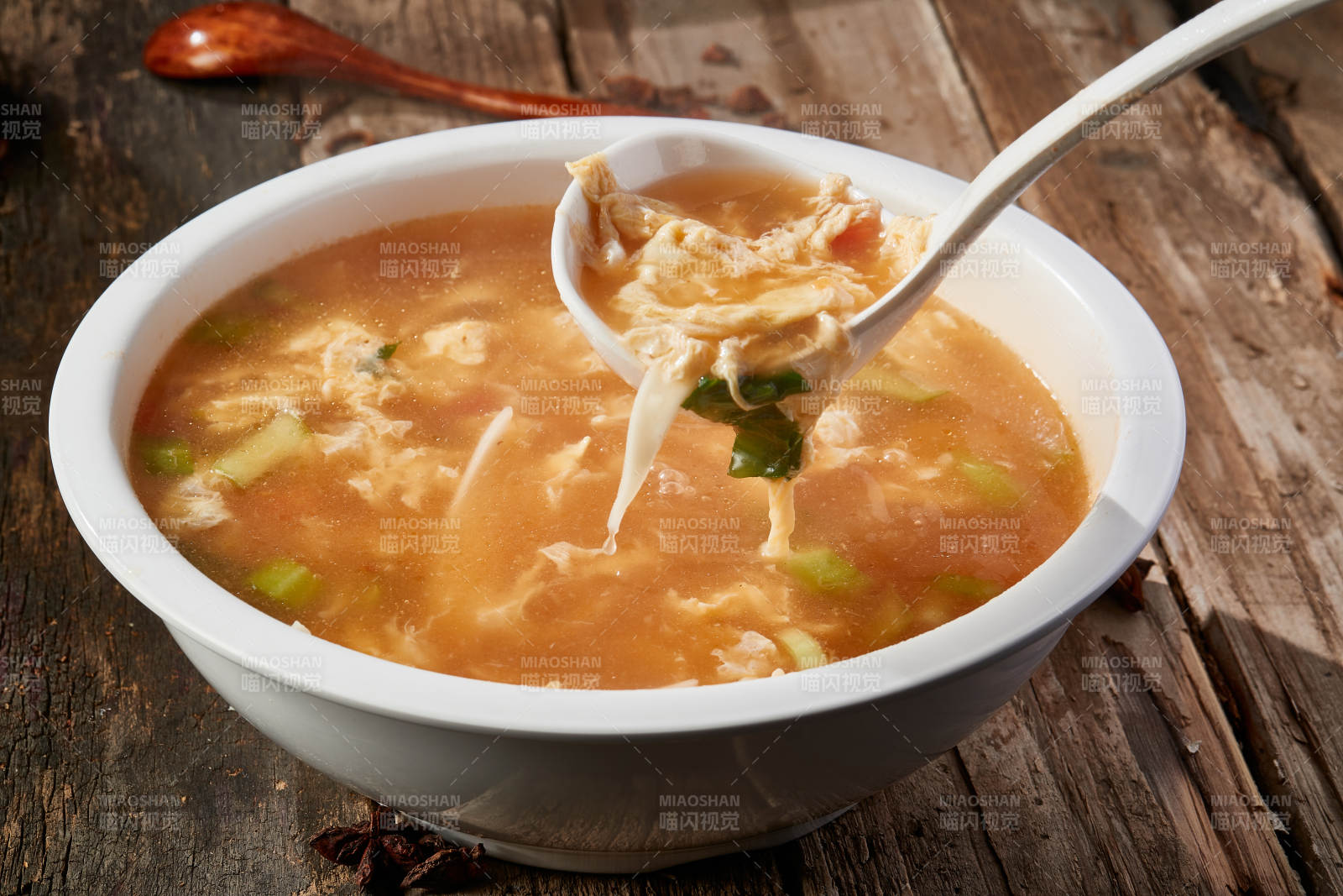 白色圆瓷盆装的酸菜土豆生下鱼图片