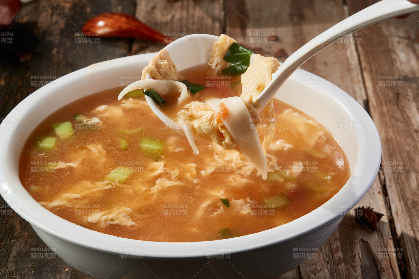 白色圆瓷盆装的酸菜土豆生下鱼图片