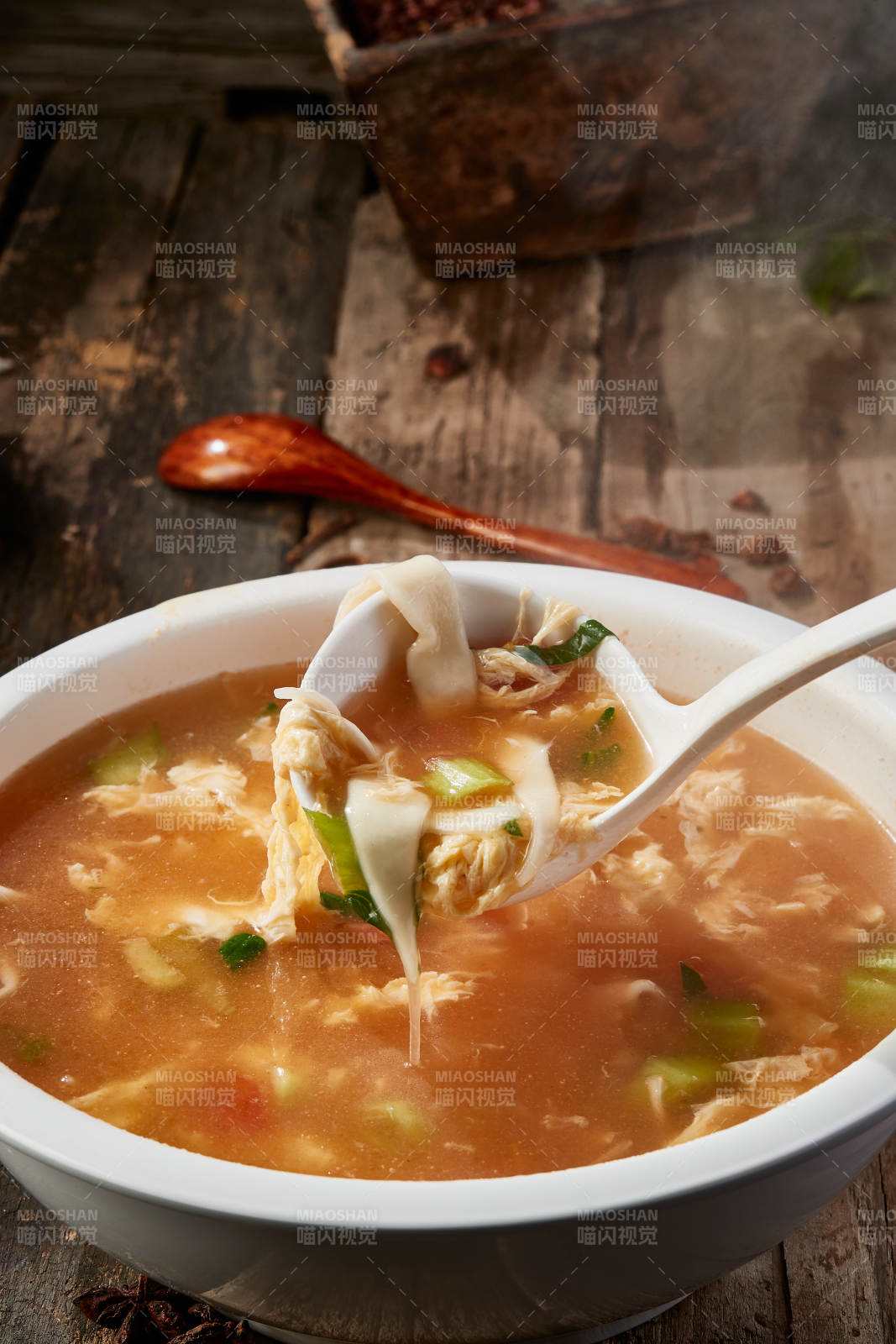 白色圆瓷盆装的酸菜土豆生下鱼图片