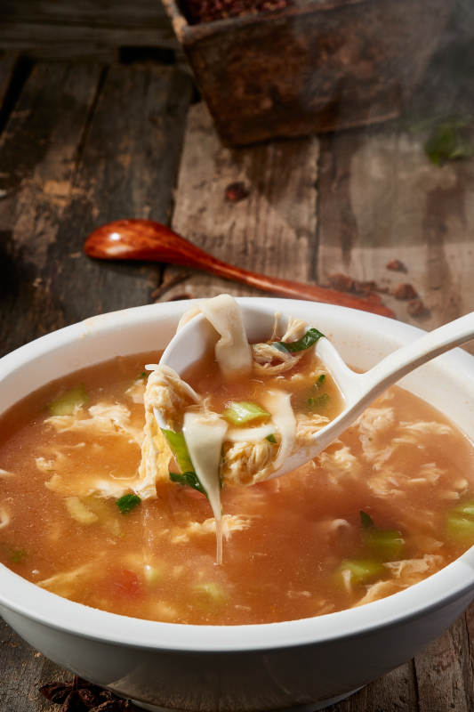 白色圆瓷盆装的酸菜土豆生下鱼图片