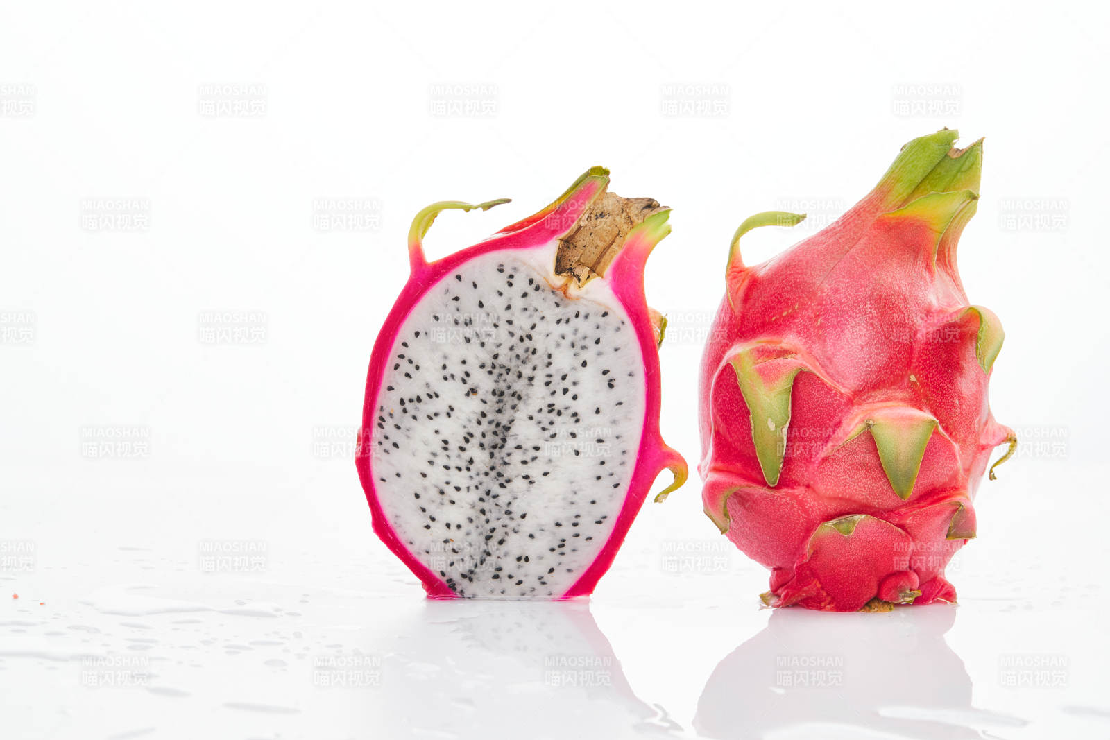 白色背景上摆放切开的新鲜火龙果图片