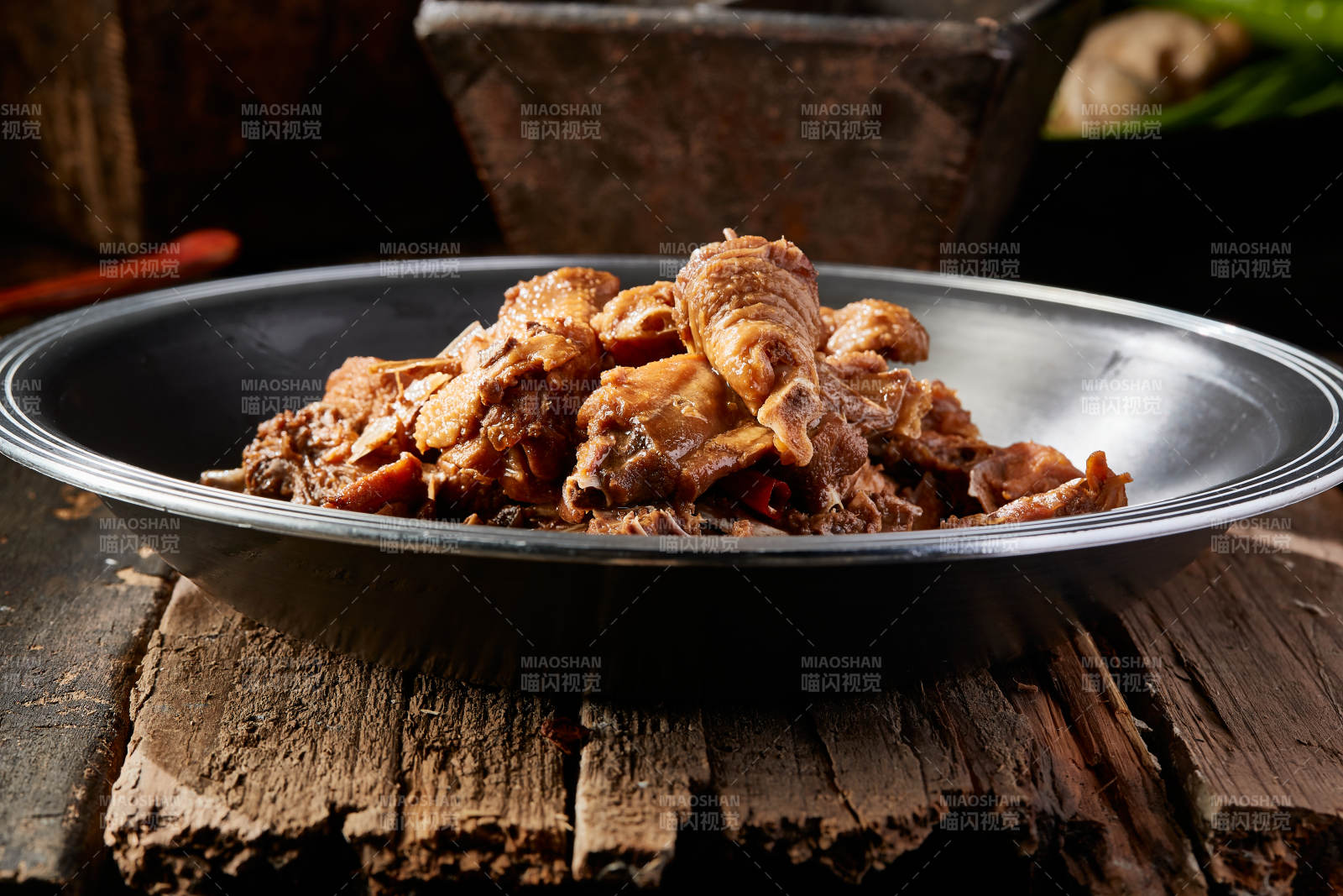 农家铁锅炖柴鸡图片