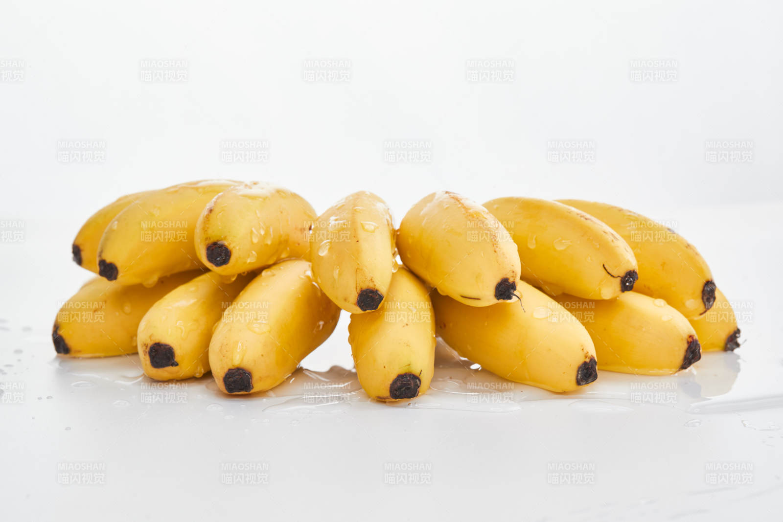 白色背景上摆放的新鲜香蕉图片