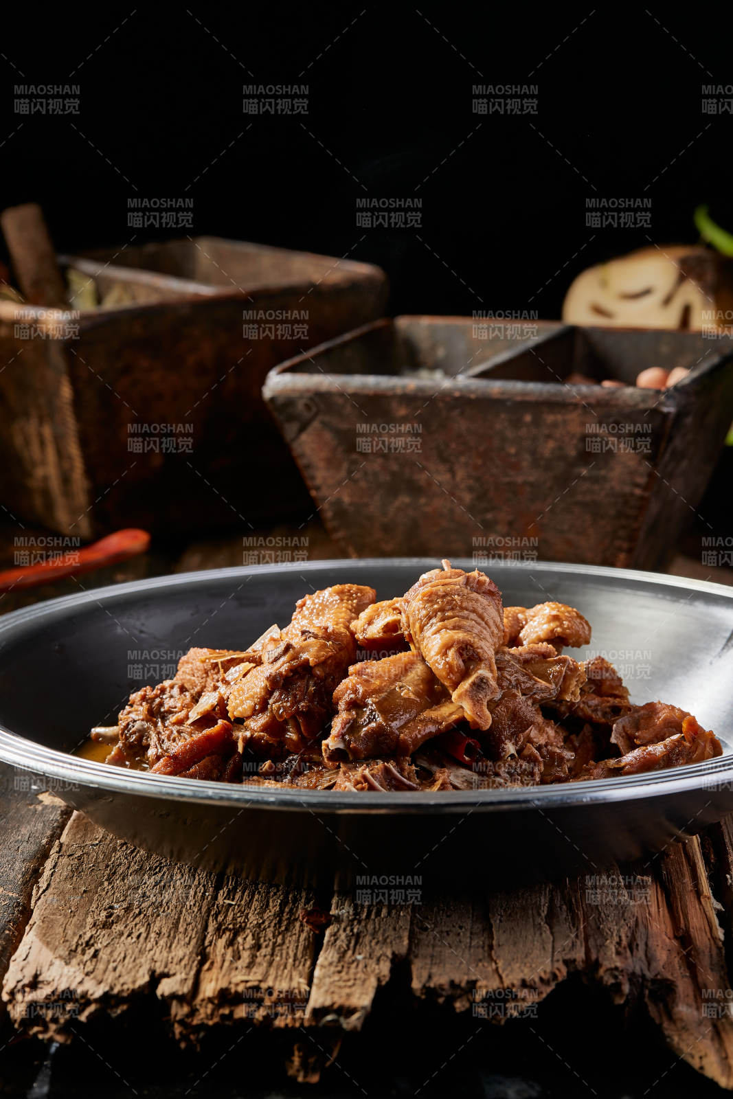 农家铁锅炖柴鸡图片