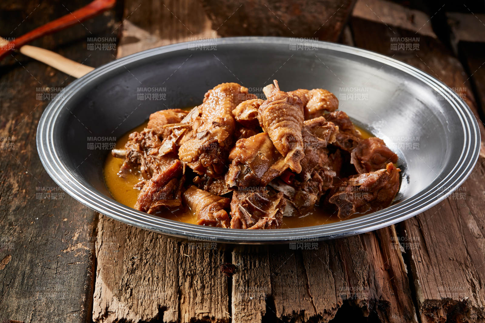 农家铁锅炖柴鸡图片