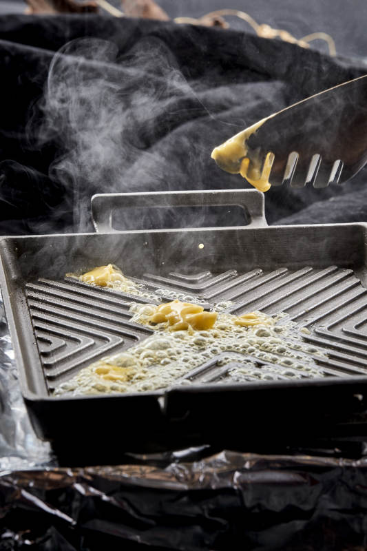 炙热的铁板上用黄油翻炒的洋葱图片