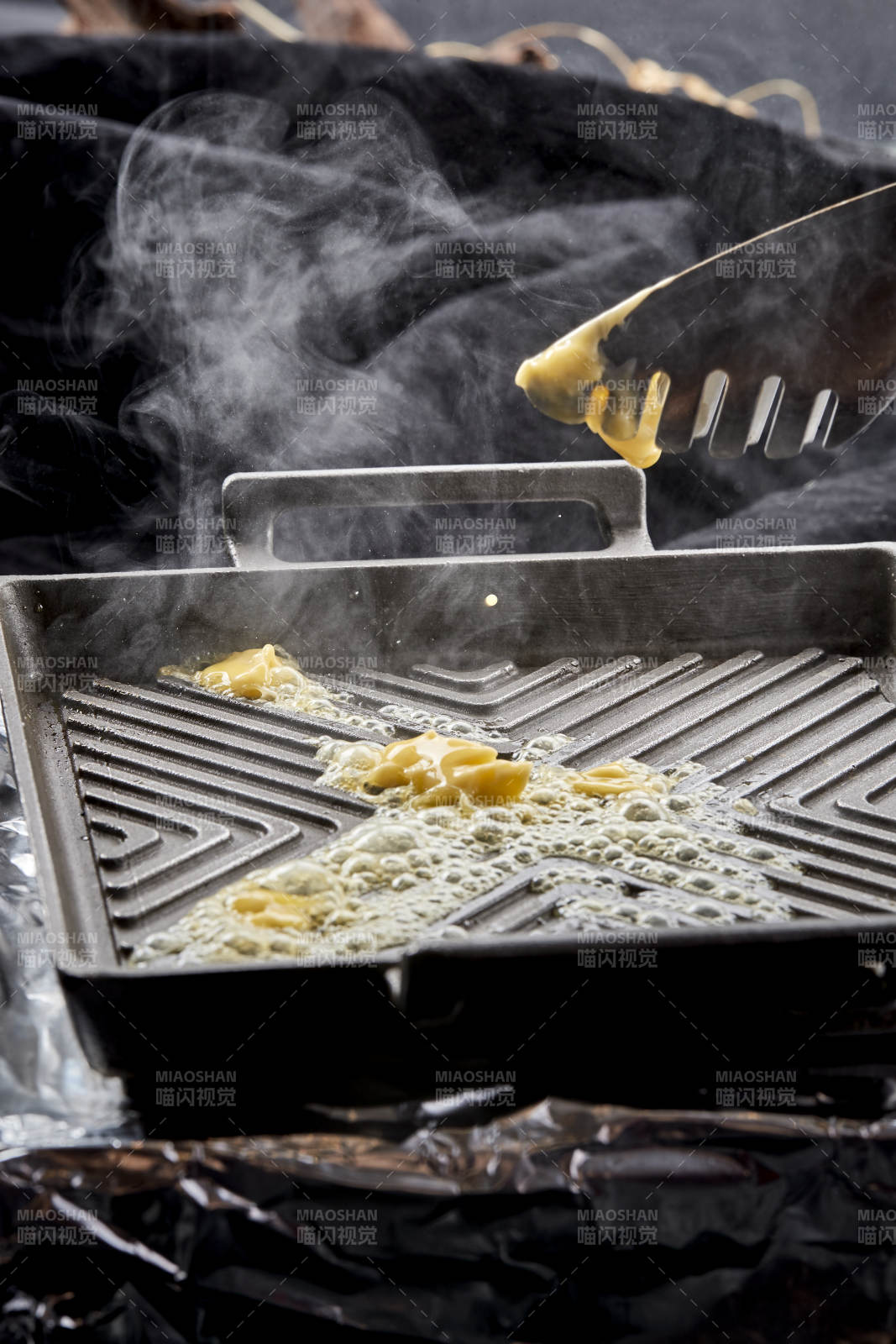 炙热的铁板上用黄油翻炒的洋葱图片