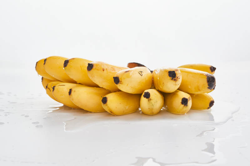 白色背景上摆放的新鲜香蕉图片
