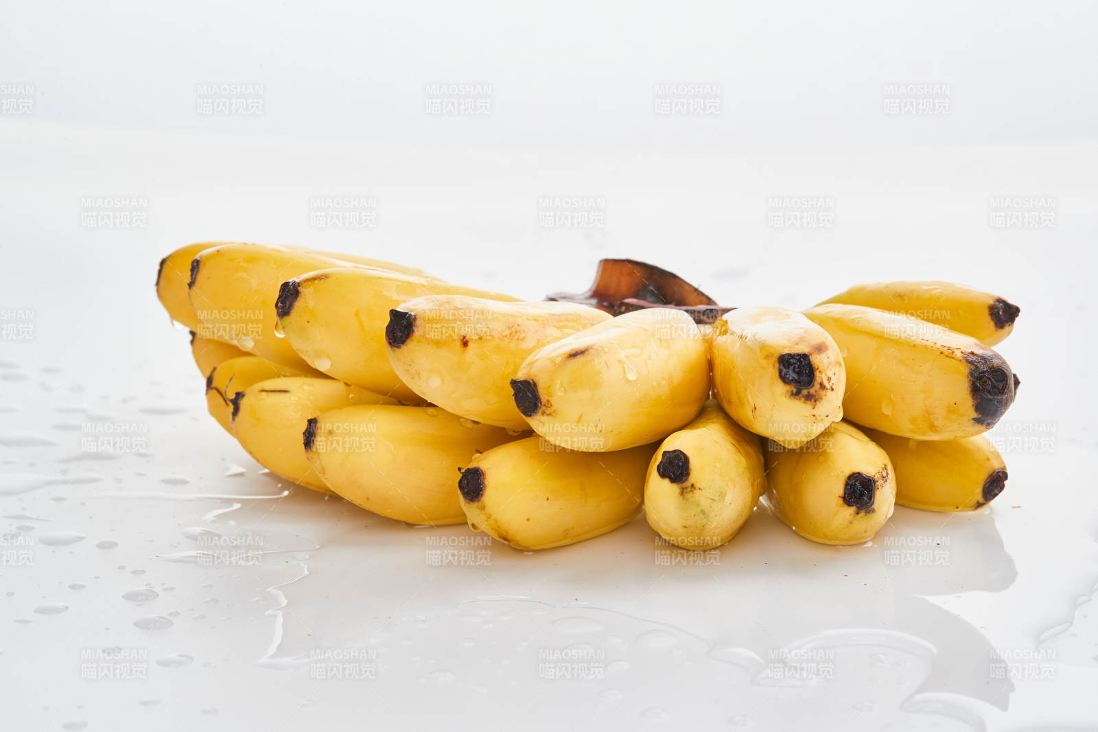 白色背景上摆放的新鲜香蕉图片