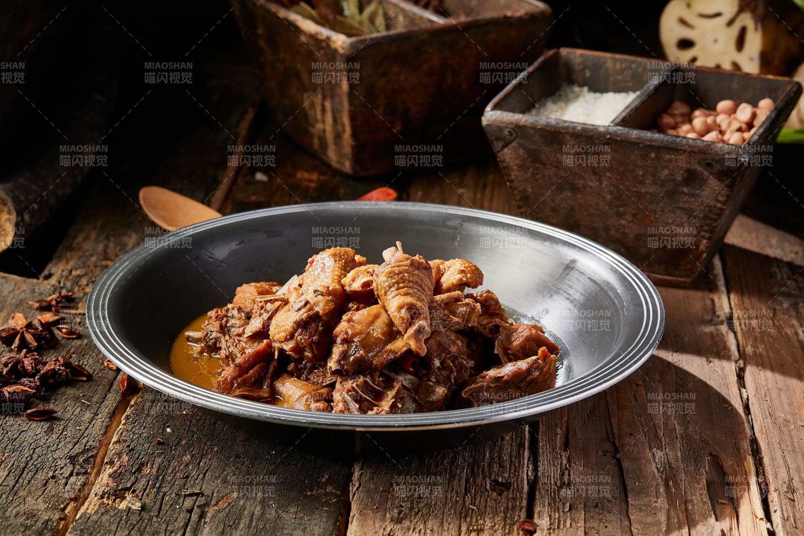 农家铁锅炖柴鸡图片