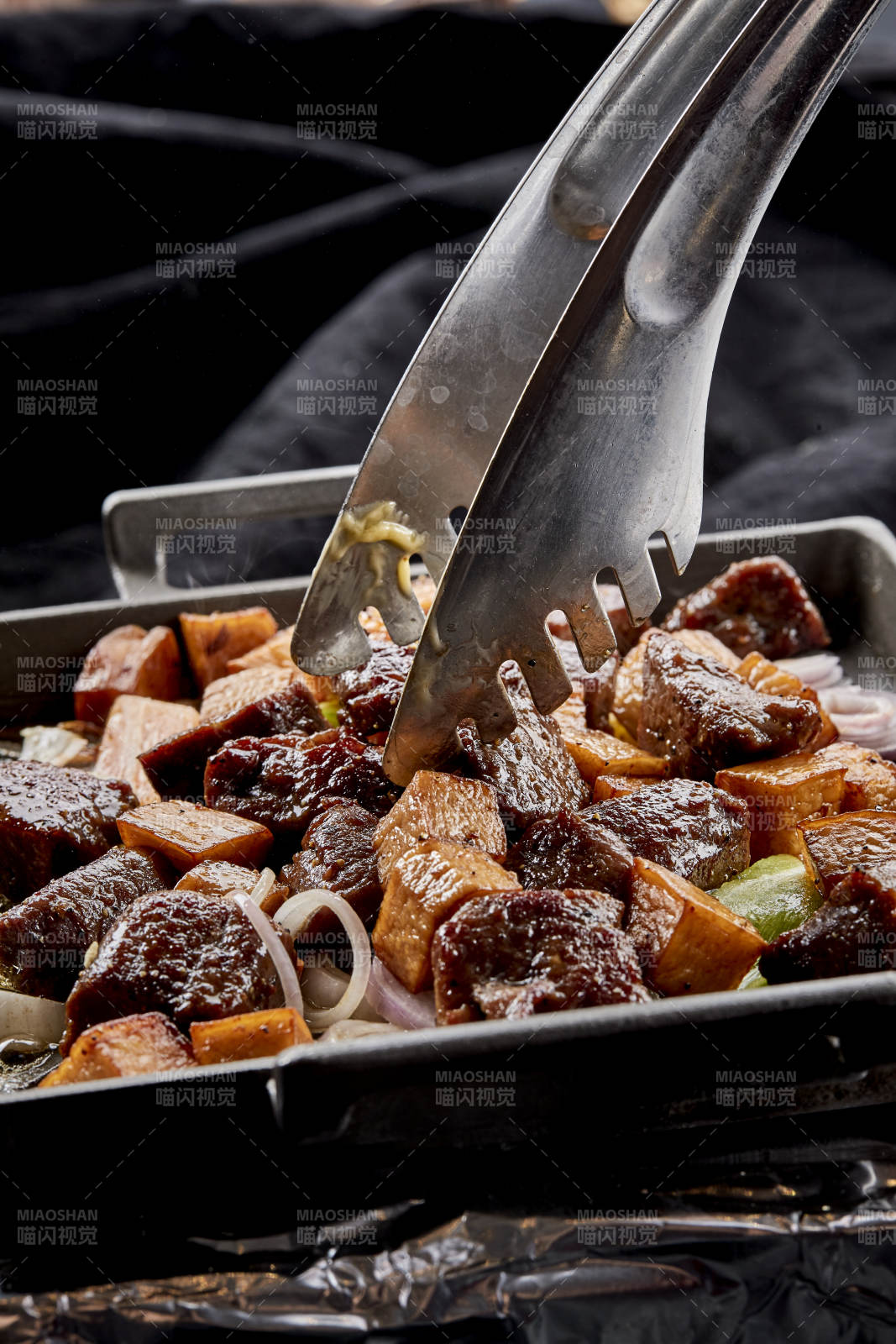 燃烧着火焰的铁板杏鲍菇牛仔粒图片