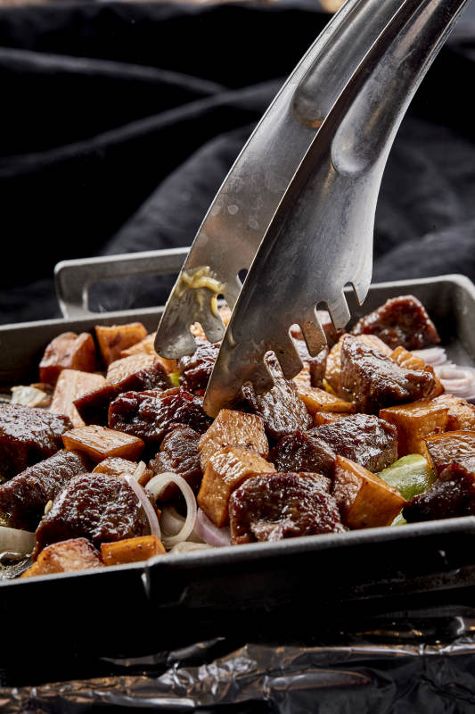 燃烧着火焰的铁板杏鲍菇牛仔粒图片