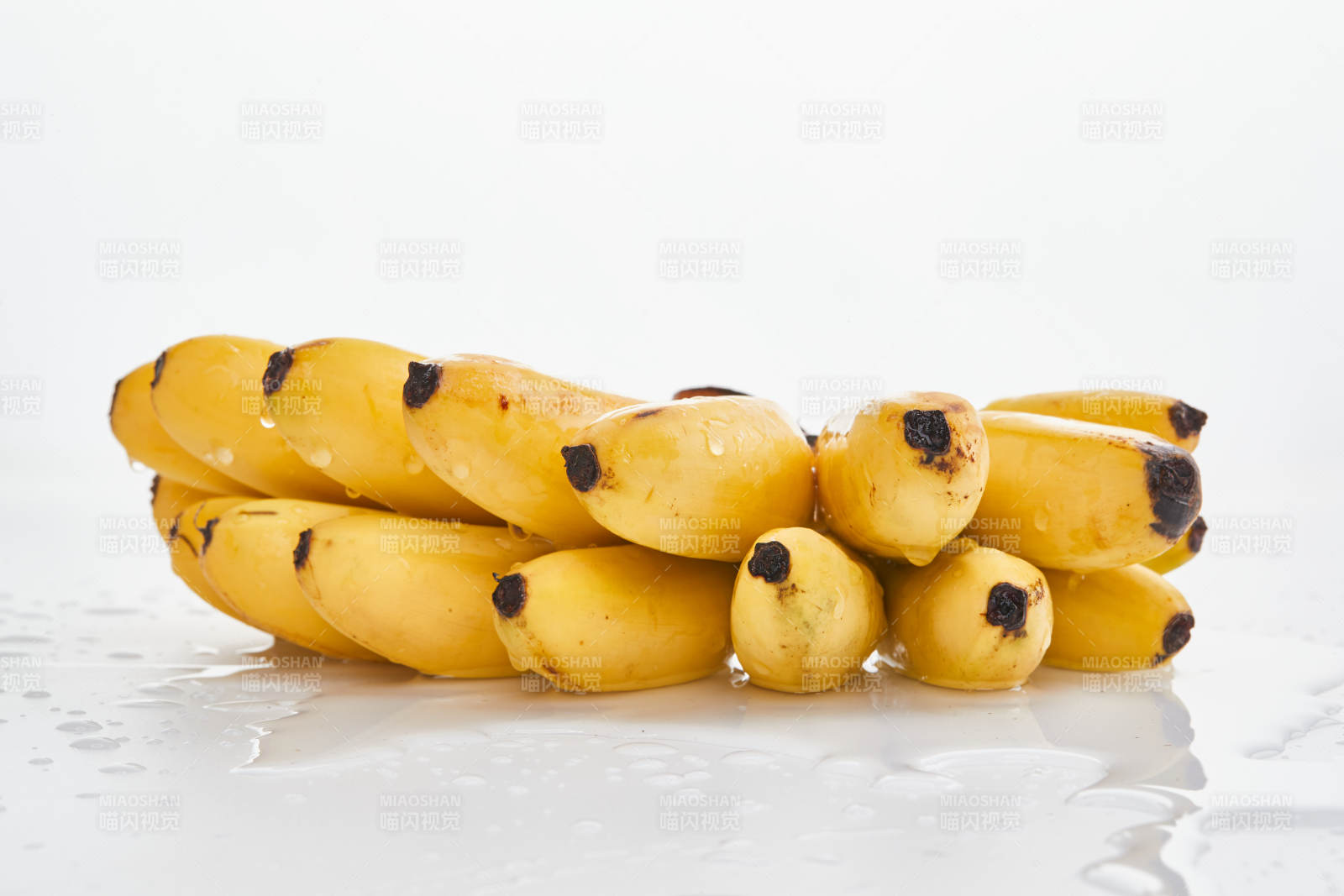 白色背景上摆放的新鲜香蕉图片