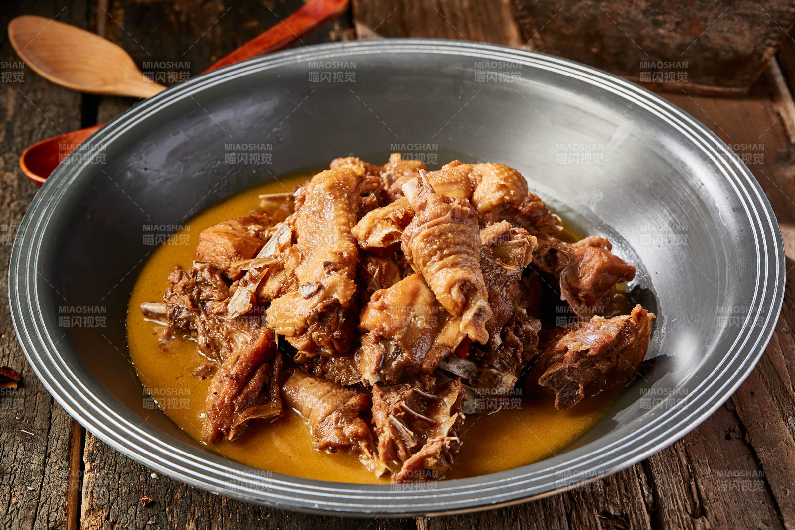 农家铁锅炖柴鸡图片