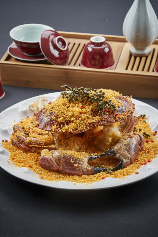 白色瓷盘装的面包糠藤椒香炸面包蟹图片