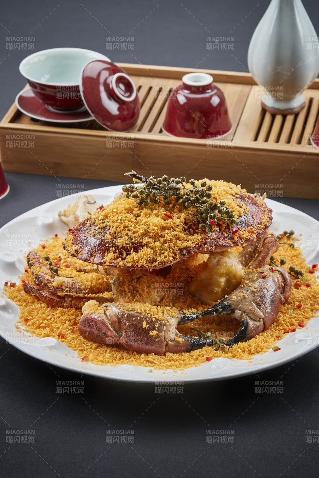 白色瓷盘装的面包糠藤椒香炸面包蟹图片