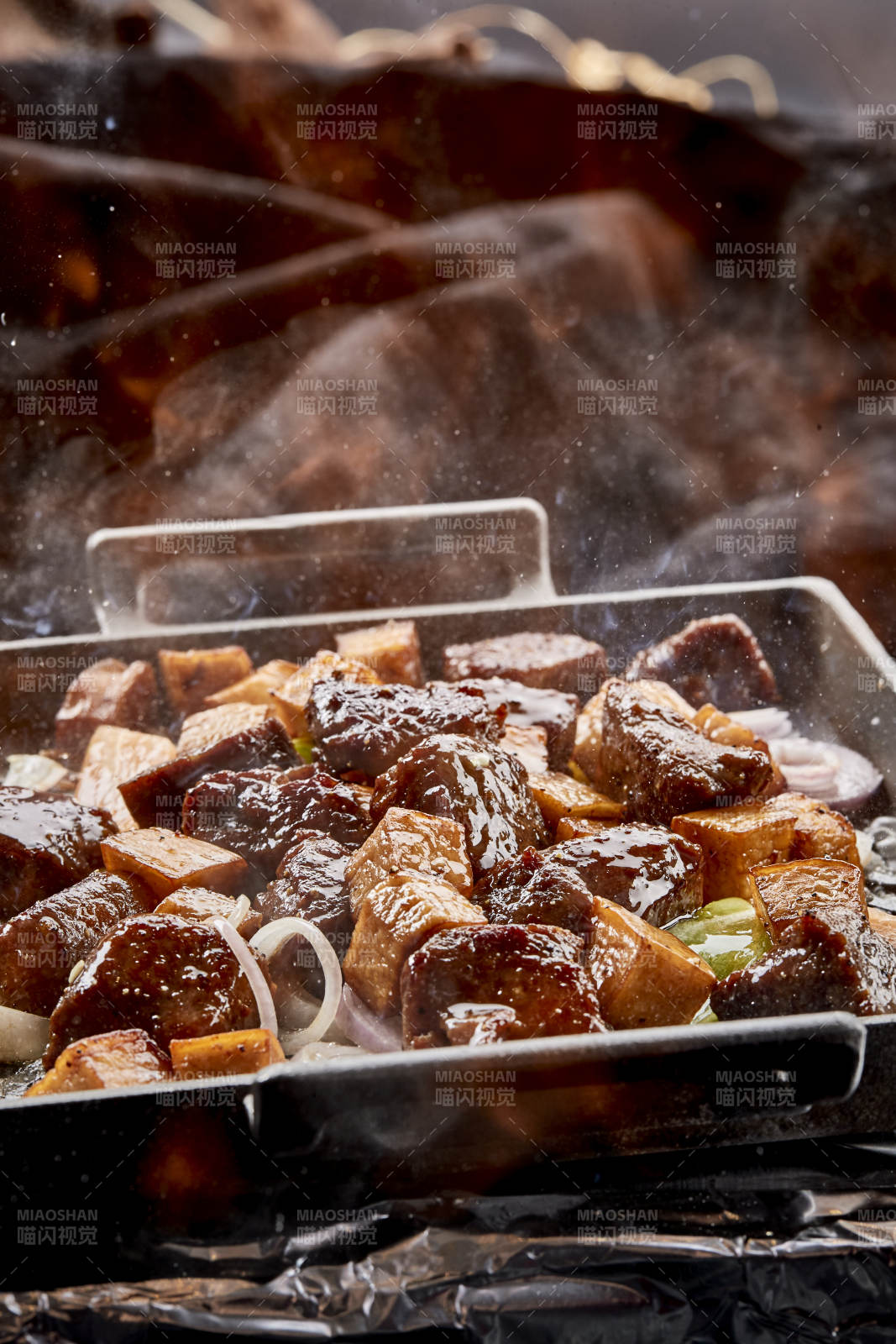 燃烧着火焰的铁板杏鲍菇牛仔粒图片