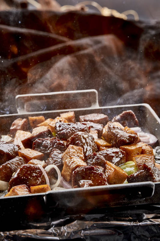 燃烧着火焰的铁板杏鲍菇牛仔粒图片