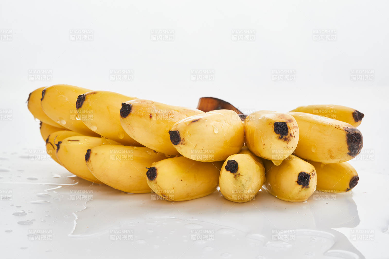白色背景上摆放的新鲜香蕉图片