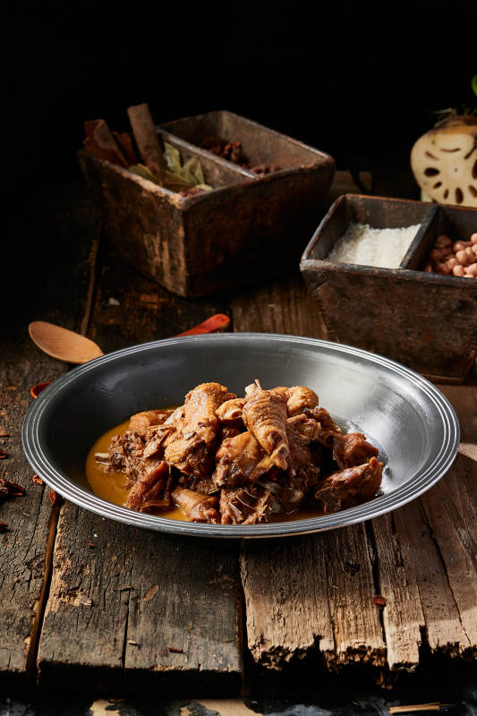 农家铁锅炖柴鸡图片