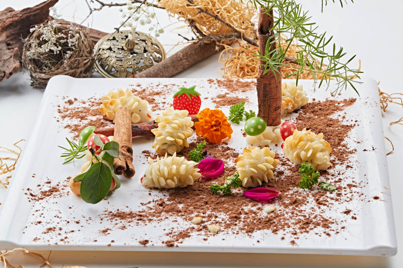 小刺猬造型的油炸杏仁豆沙糯米团图片