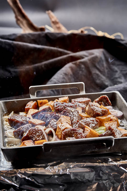 燃烧着火焰的铁板杏鲍菇牛仔粒图片