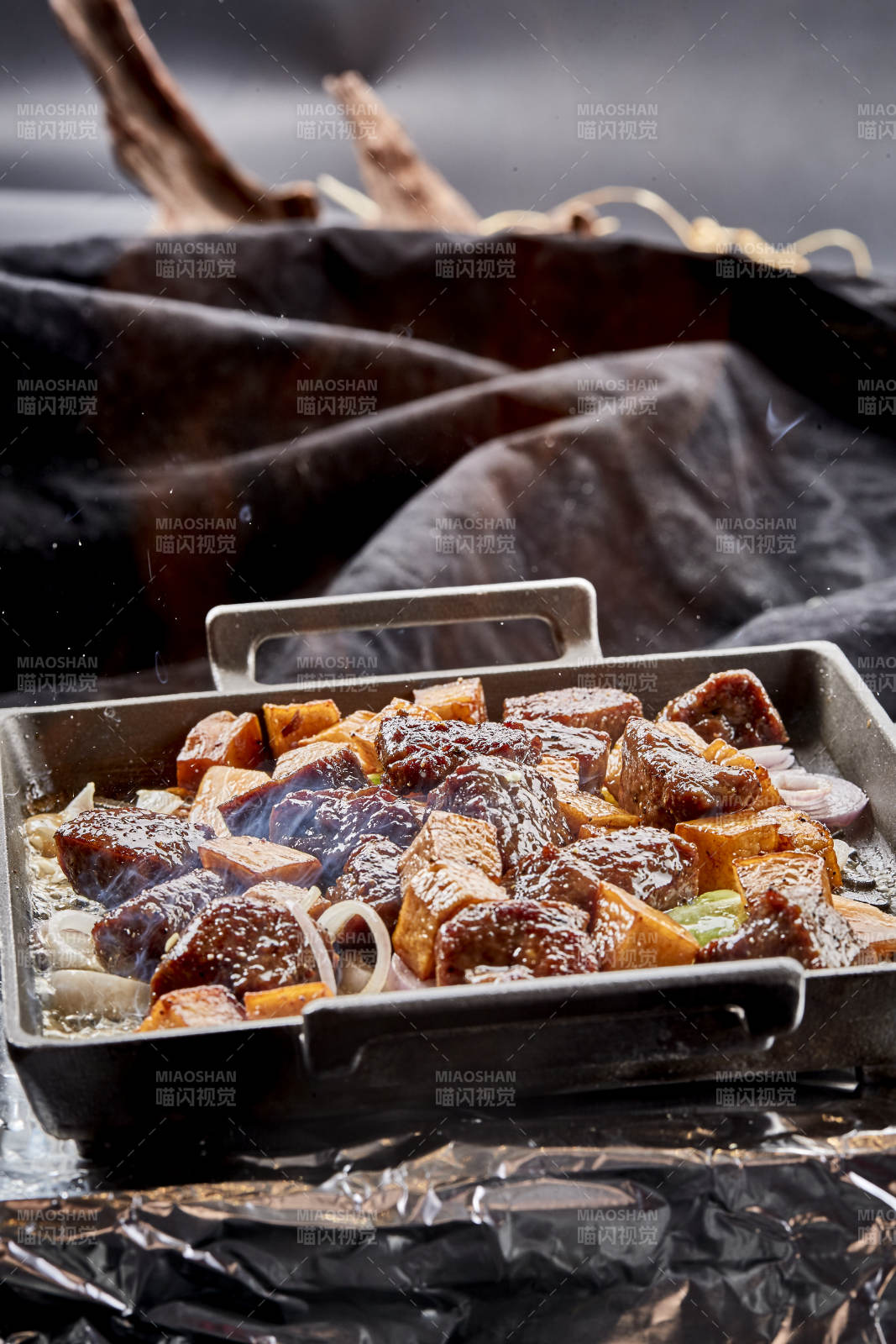 燃烧着火焰的铁板杏鲍菇牛仔粒图片