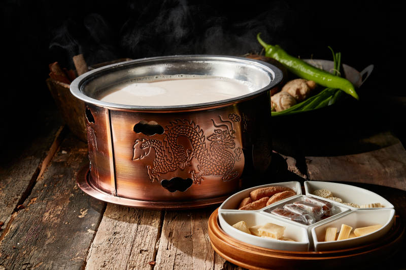 传统铜锅餐具装的蒙族炒米炖奶茶图片