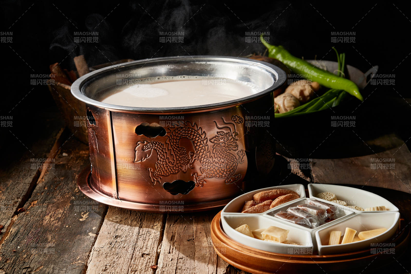 传统铜锅餐具装的蒙族炒米炖奶茶图片