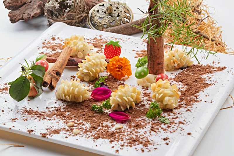 小刺猬造型的油炸杏仁豆沙糯米团图片